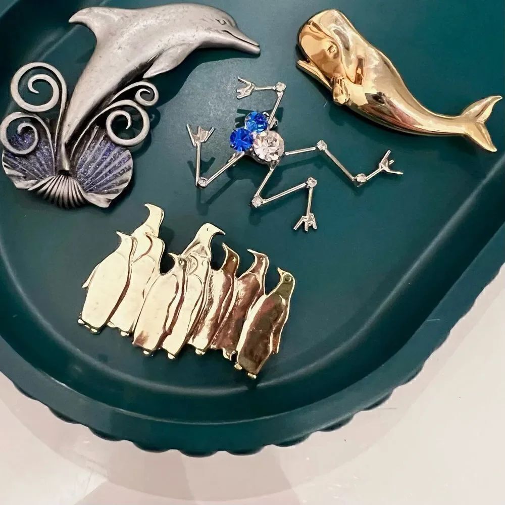 4 Piece Vintage 80s / 90s Sea Creatures Dolphin Whale Penguins Frog Brooch Lot